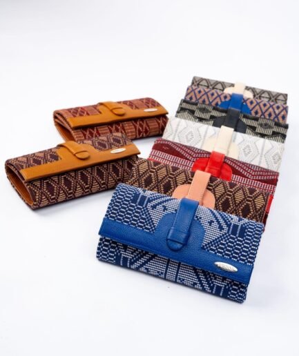 Pochette Lika en pagne tissé et cuir, collection RABAAL – Soxnasi maroquinerie Dakar