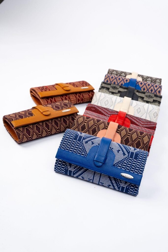 Pochette Lika en pagne tissé et cuir, collection RABAAL – Soxnasi maroquinerie Dakar