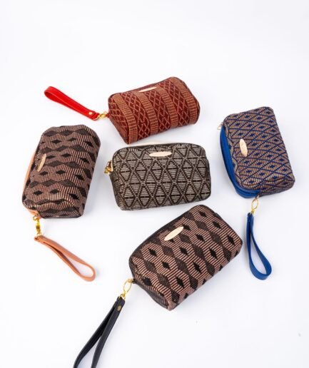 Trousse TAAR en pagne tissé et cuir, collection RABAAL – Soxnasi maroquinerie Dakar