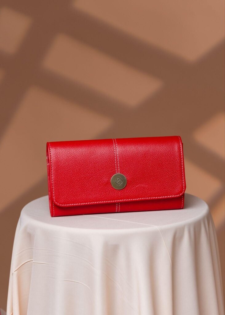 Pochette SOXNA en cuir grainé, collection NDANANE – Soxnasi maroquinerie Dakar